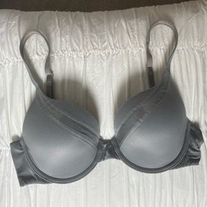 Victoria’s Secret bra. 32D. Body by Victoria. Perfect Shape.